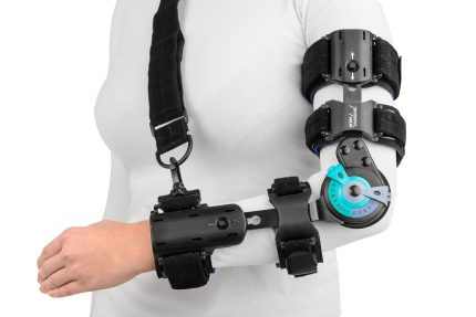 QMED ELBOW PRO PLUS LEWA Orteza łokcia z uchwytem na dłoń i regulacją kąta, czarna